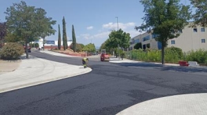 S&rsquo;amplien les voreres i s'adeq&uuml;en els passos de vianants dels carrers Salvador Llobet i Dion&iacute;s Puig, al pol&iacute;gon del Ramassar